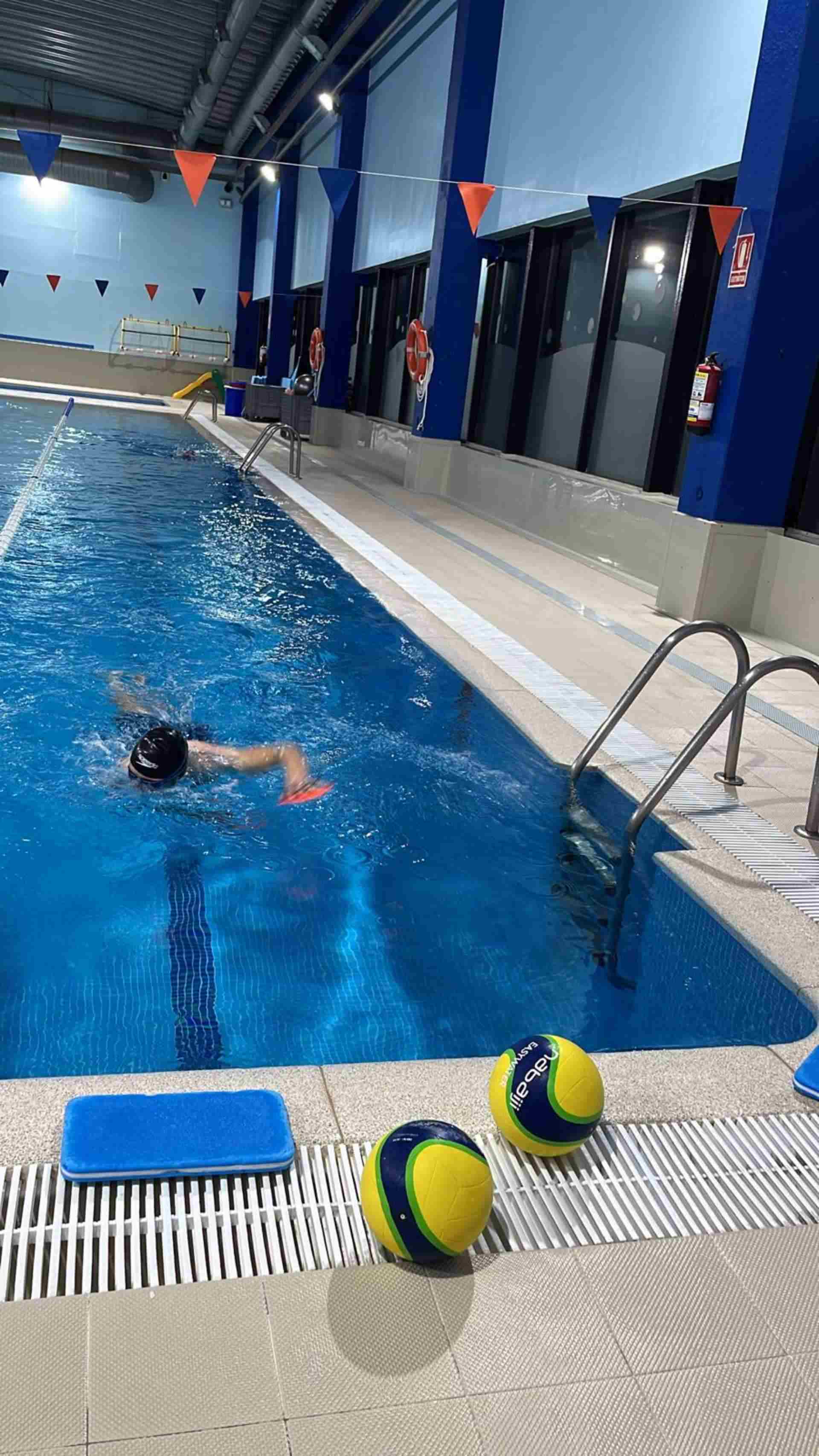 Persona nadando en piscina cerrada
