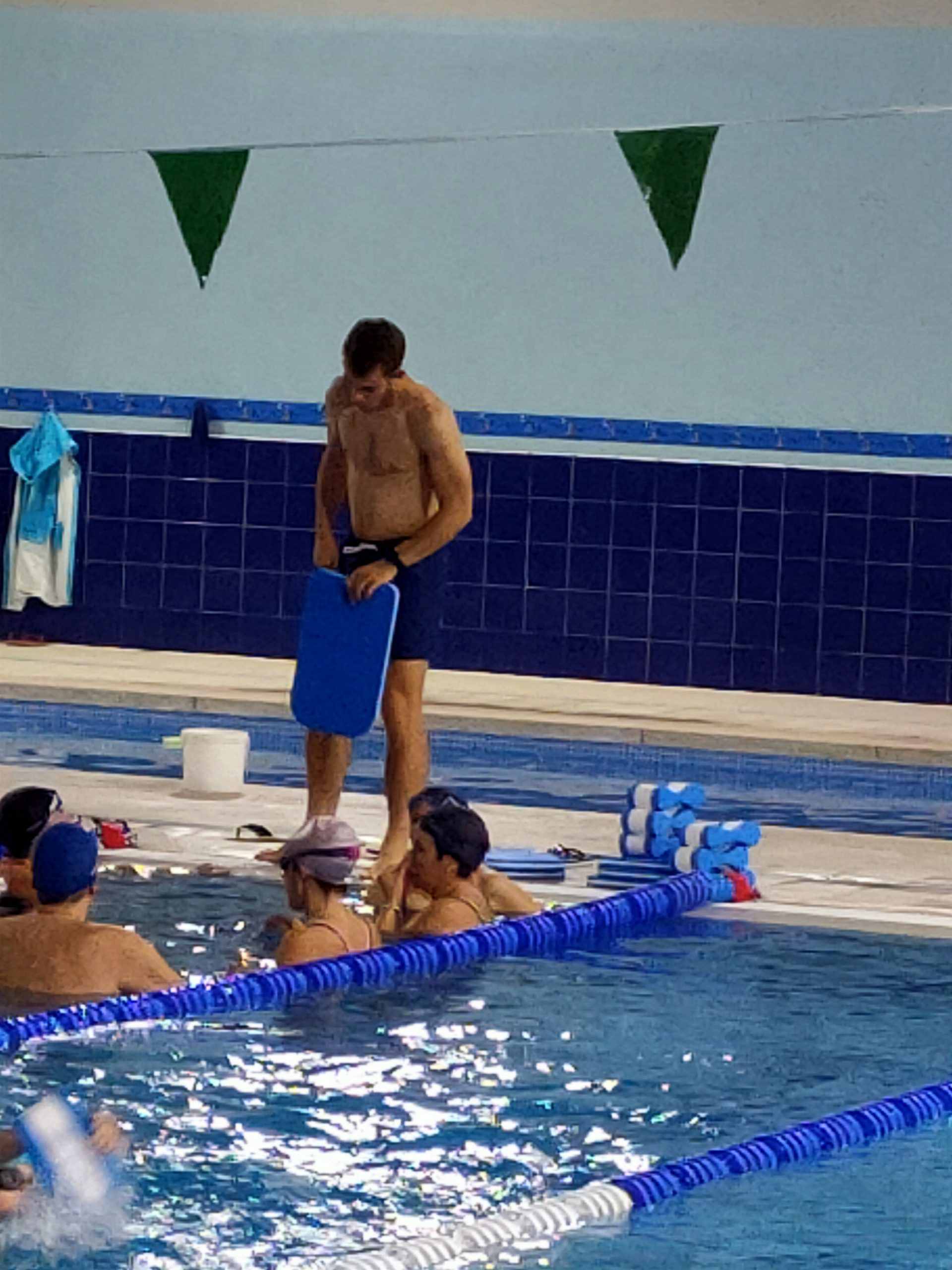 Entrenador en la piscina