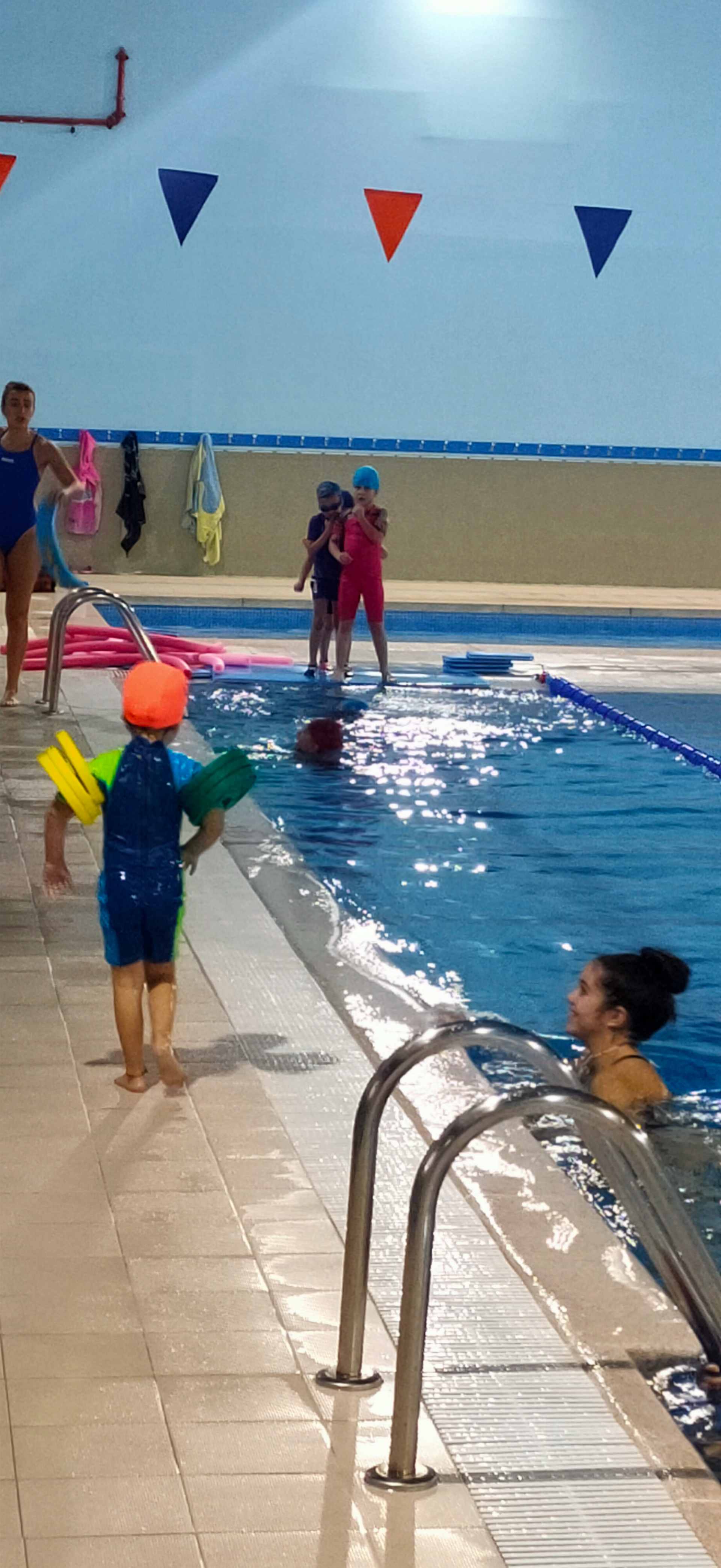 Niños jugando en la piscina