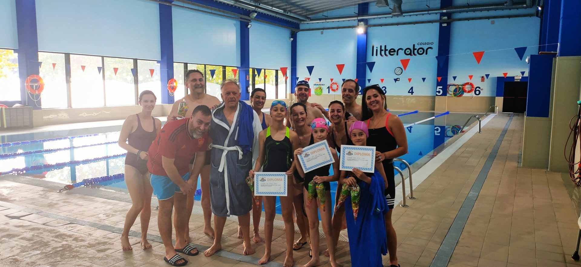 Grupo de nadadores con diplomas