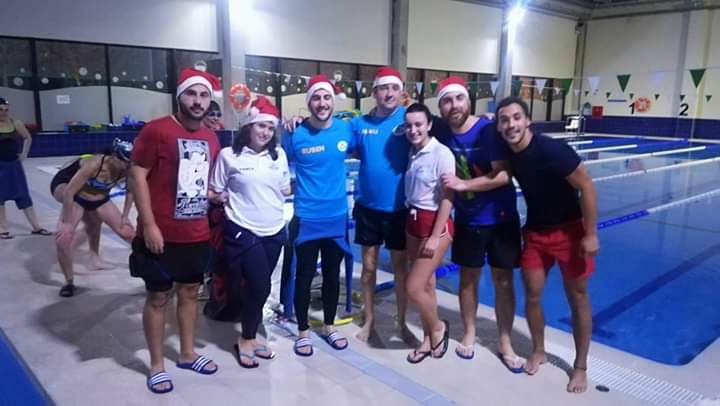 Grupo con gorros navideños