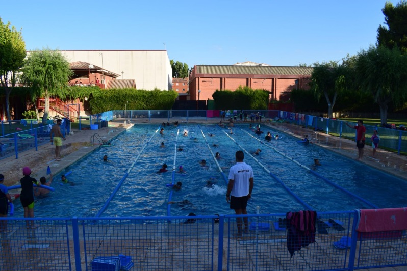 Niños nadando en piscina