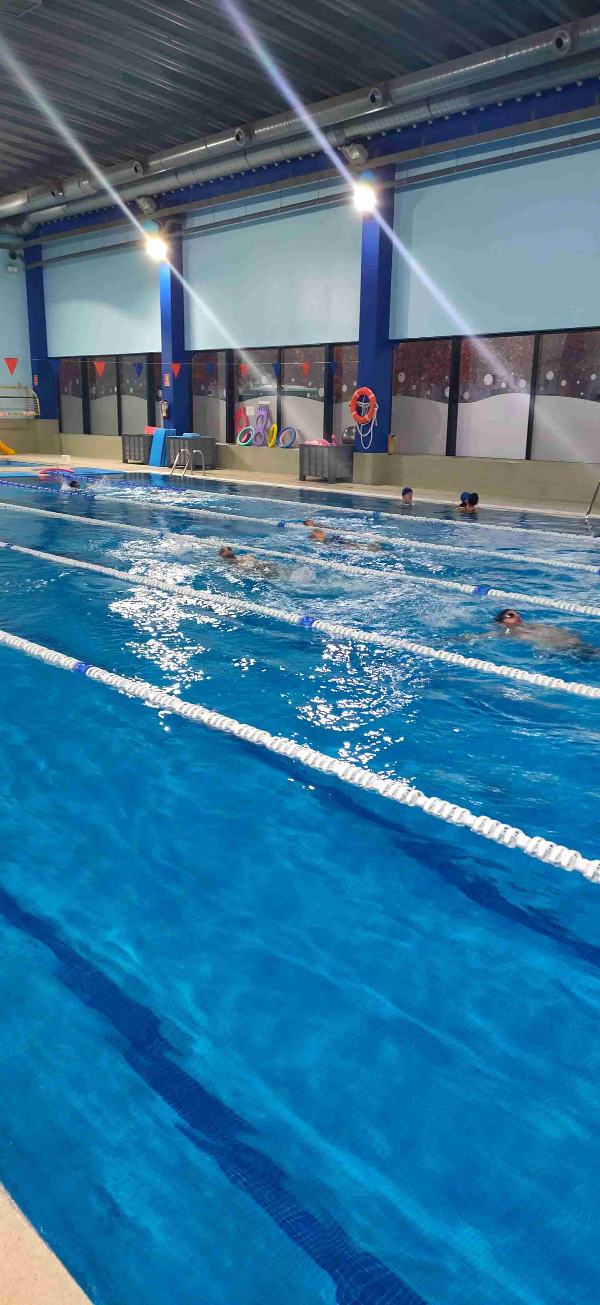 Piscina con nadadores en acción